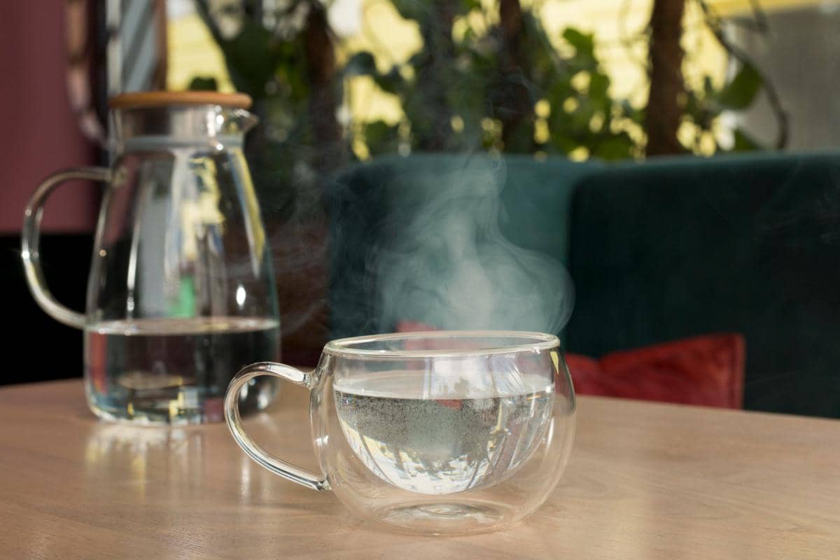 Apakah minum air hangat bisa melarutkan lemak?