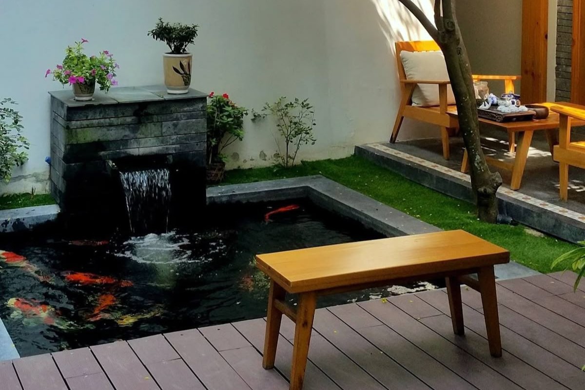 Ide kolam ikan kecil di teras rumah minimalis yang cantik